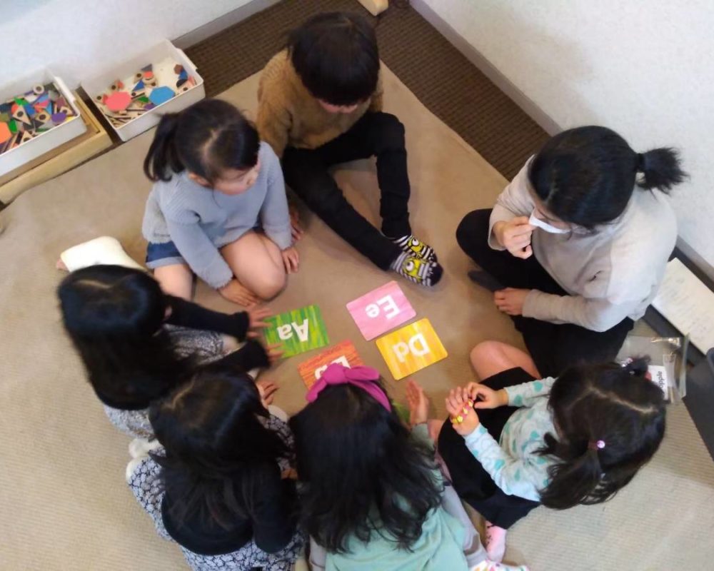 英語のカードで学ぶ子どもたち