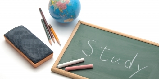 Study と書かれた黒板と地球儀